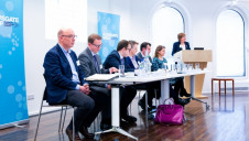 A discussion between (L:R) John Lewis Partnerships' Justin Laney; Johnson Matthey's Andy Walker; Michelin Tyre's Alexander Law; Ramboll's Chris Fry; Siemens's Justin Moss and Tesco's Christina Downend is chaired by Aldersgate Group chair Joan Walley. Image: racoon photography